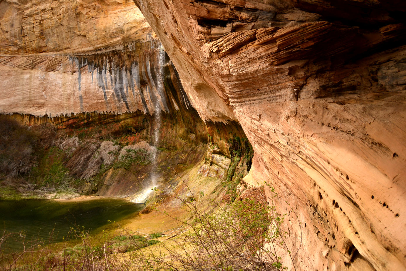 Upper Calf Creek Falls - Hike and Swim near Boulder Utah 