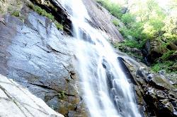 2015-05-05-hickory-nut-falls1 courtesy of Richard Hefner↗